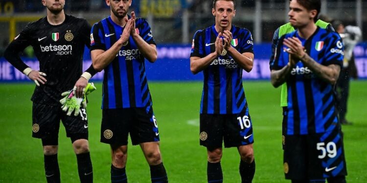 Inter Milan Slump Puts Season At Risk Ahead Of Daunting Barca Trip